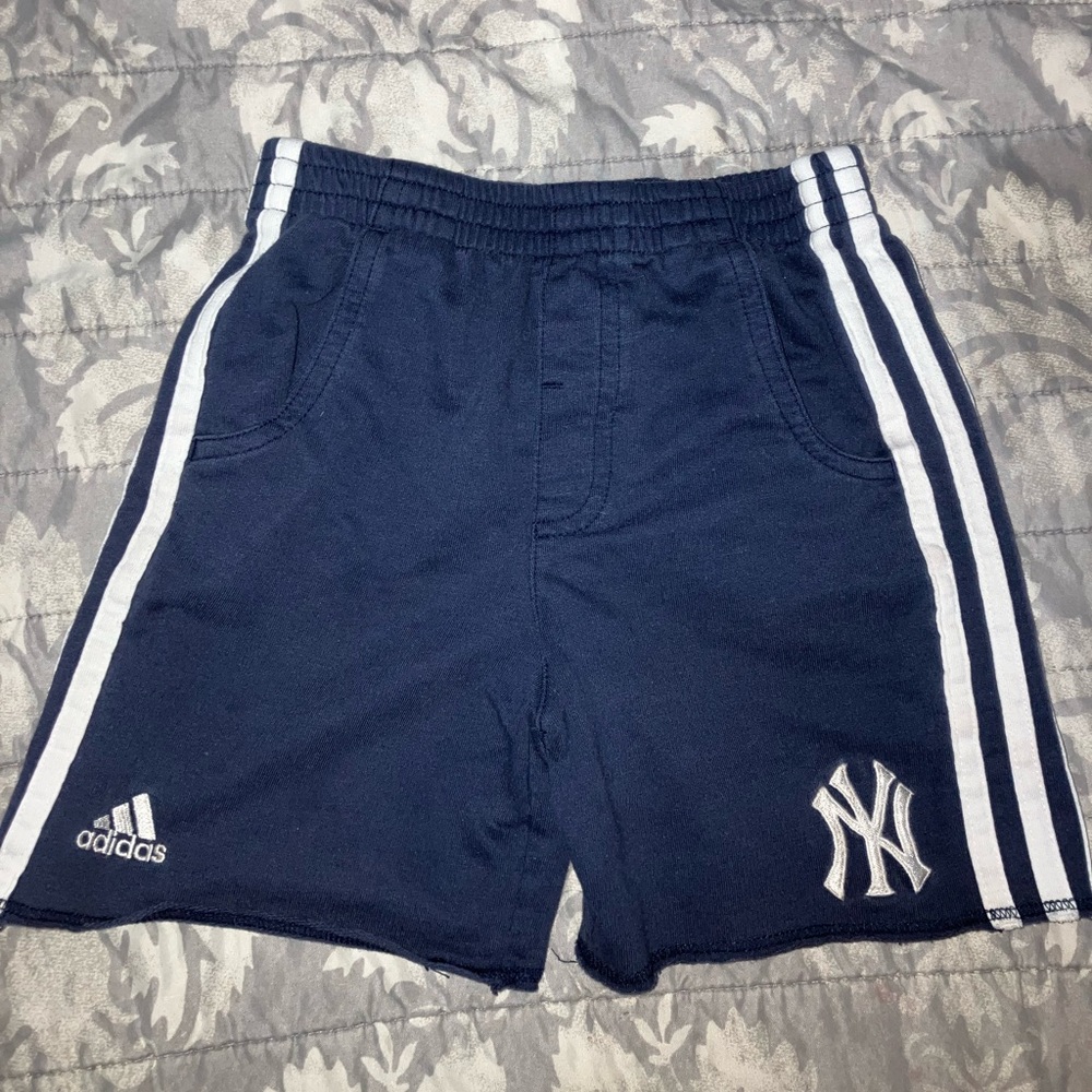 Adidas Yankees size 4T Good condition/Gently used.